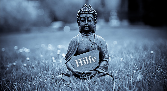 Gartenfigur eines Buddhas, die ein Schild mit der Aufschrift Hilfe hält